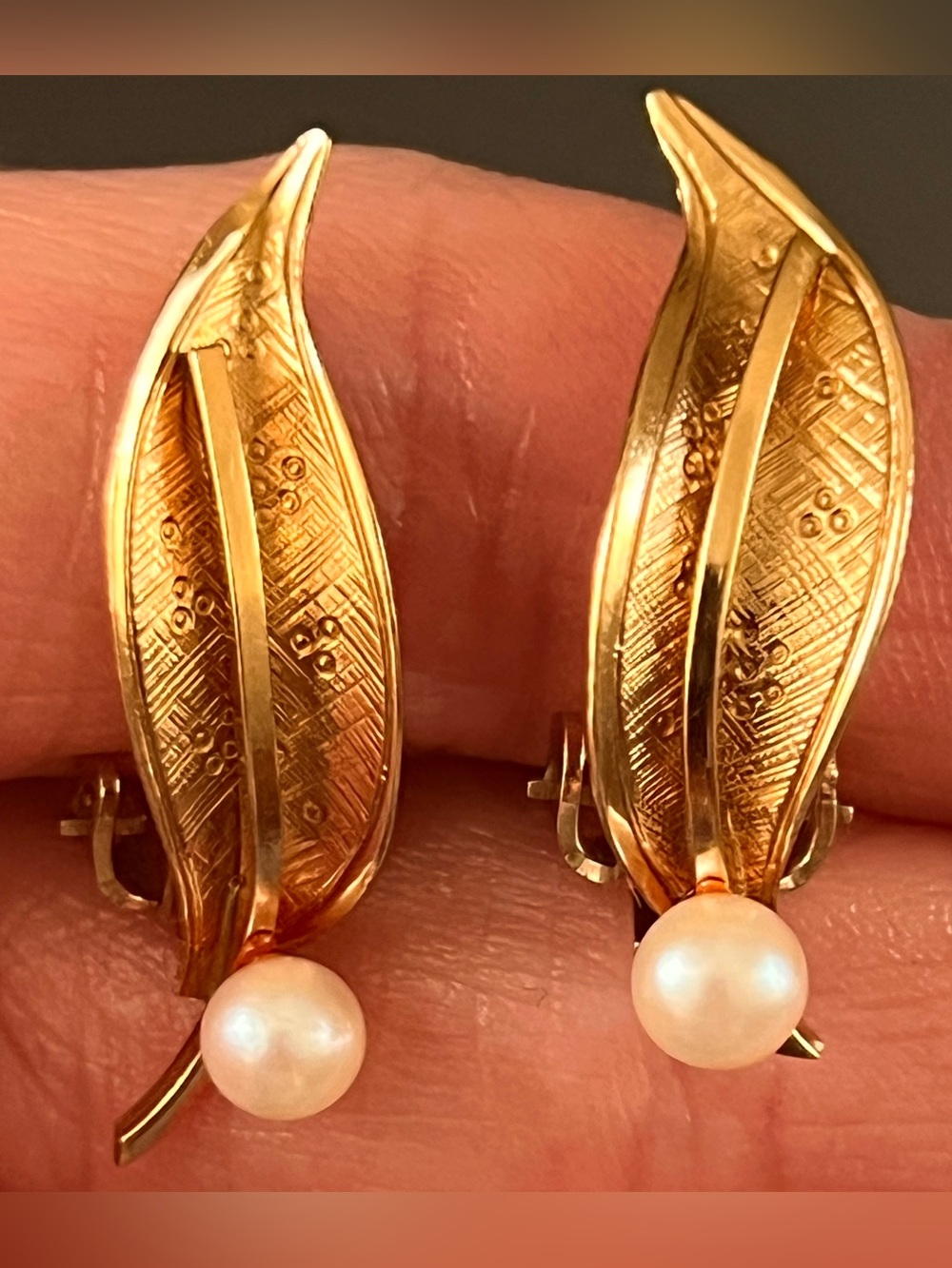 Vtg Wells 14K GF Leaf Genuine Pearl Clip On Earrings Mid Century Botanical